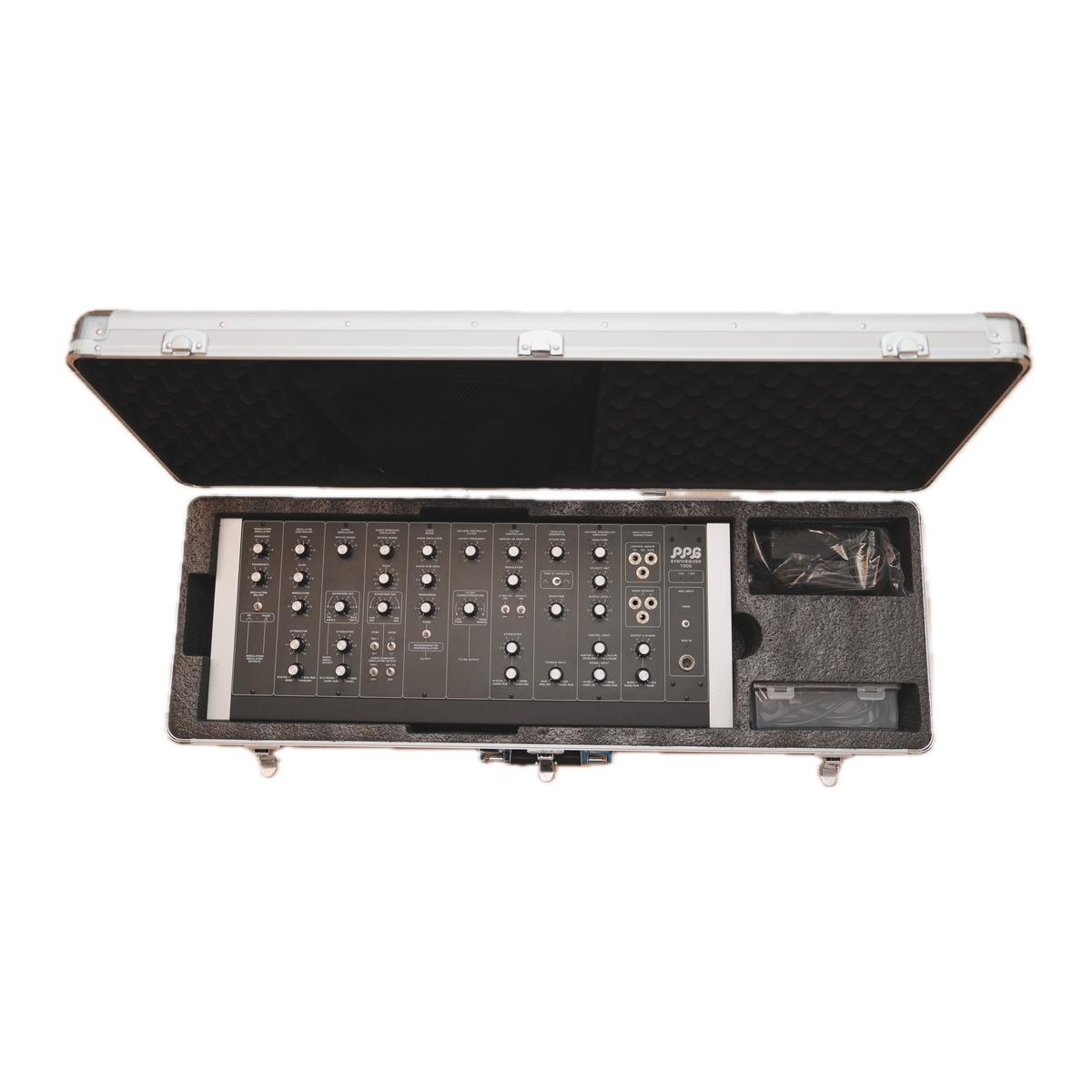 Sintetizador PPG 1002 Mk2 em flight case aberto com interior em espuma
