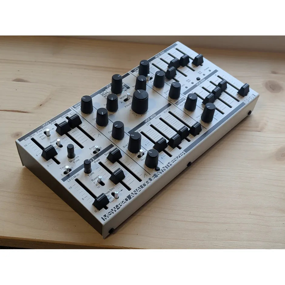 Sintetizador Michigan Synth Works MSW-820, vista oblíqua
