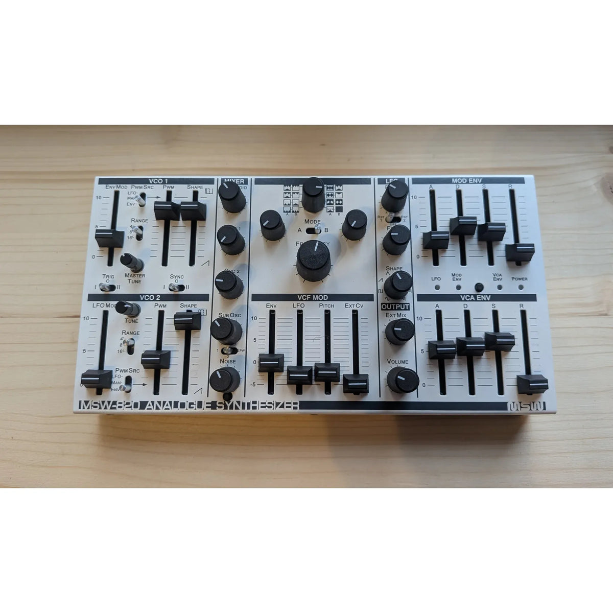 Monosynth analógico Michigan Synth Works MSW-820, painel frontal