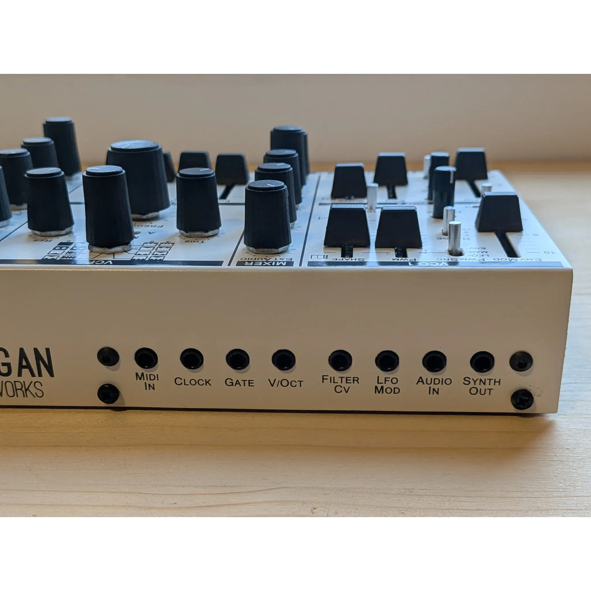 Painel traseiro do Michigan Synth Works MSW-820 com fichas MIDI, CV e áudio