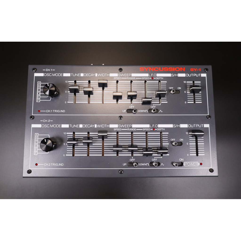 Sintetizador de percussão Michigan Synth Works SY-1, painel superior
