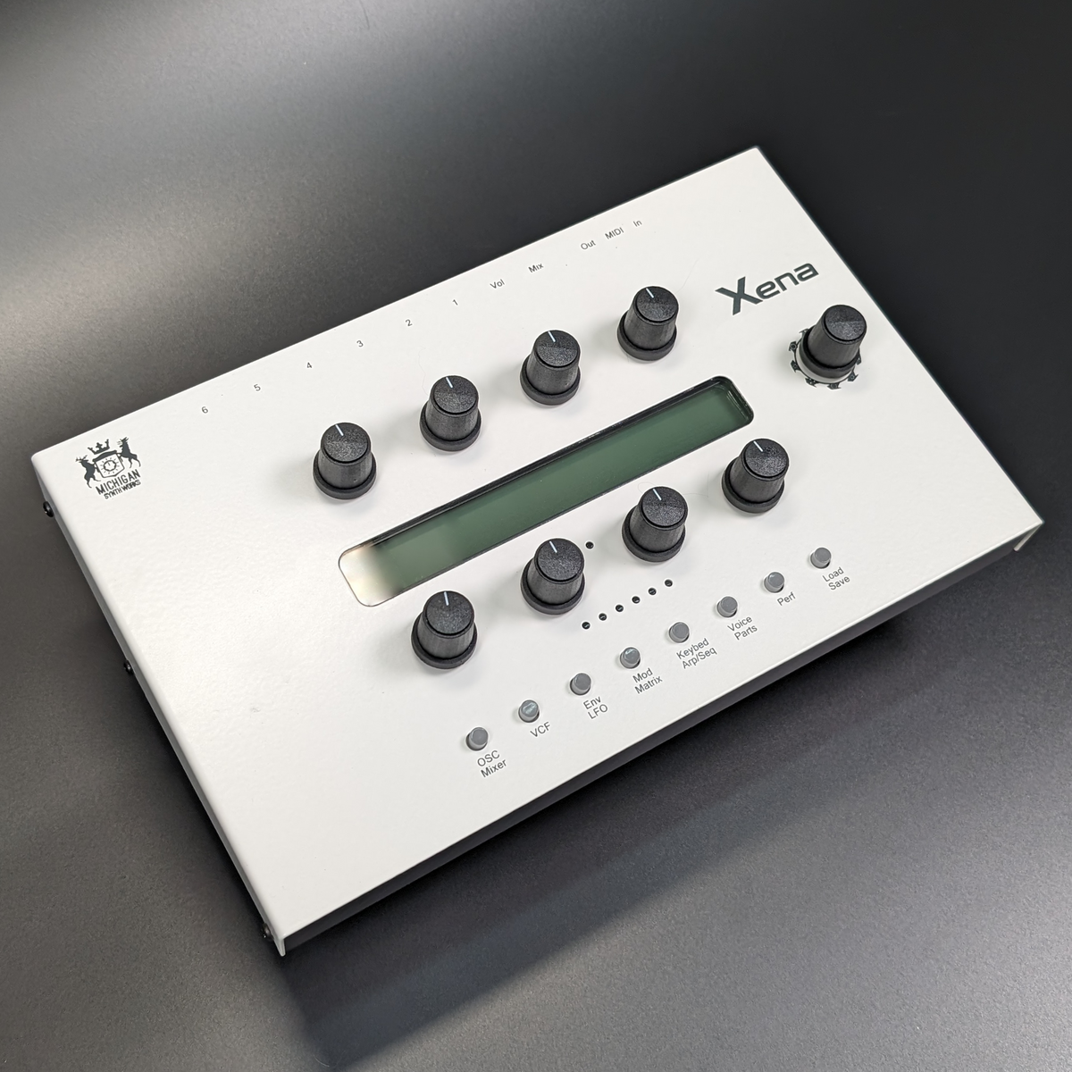 Sintetizador de mesa Michigan Synth Works Xena, vista oblíqua