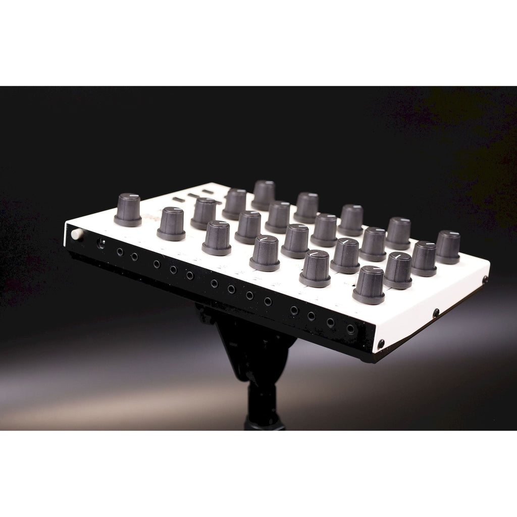 Sintetizador Michigan Synth Works Bella, painel traseiro