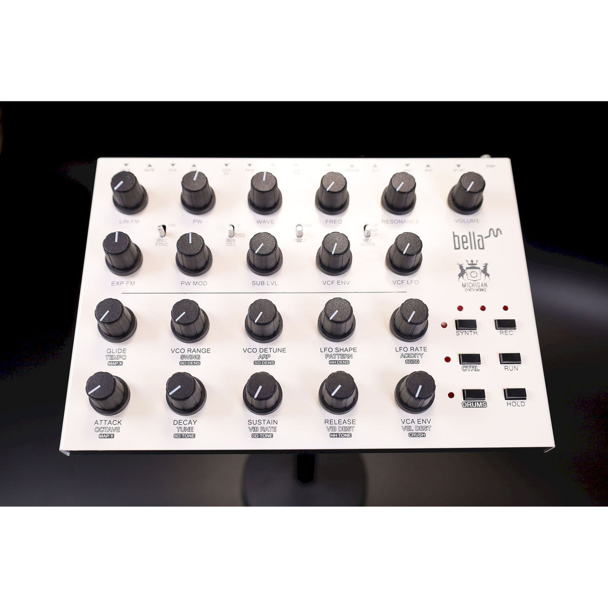 Monosynth híbrido digital-analógico Michigan Synth Works Bella