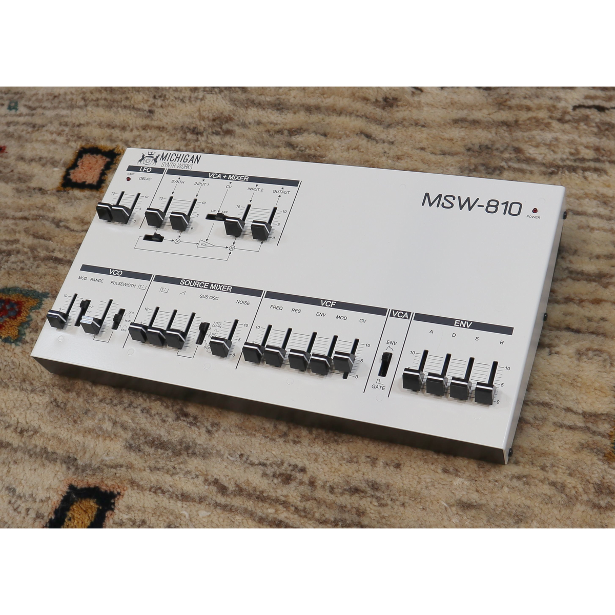 Monosynth analógico Michigan Synth Works MSW-810m, painel frontal