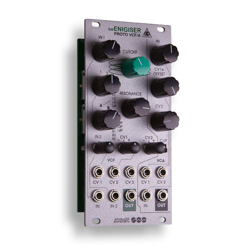 Módulo swEnigiser Proto VCF/A com painel prateado, vista oblíqua