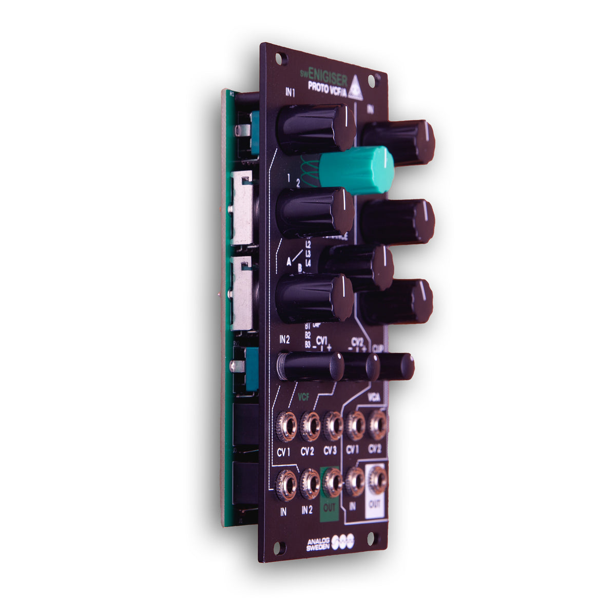 Módulo swEnigiser Proto VCF/A com painel preto, vista oblíqua